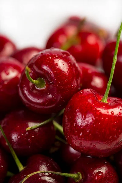 Kiraz. Makro fotoğrafçılık. Yine de taze organik böğürtlenler ceviz masasında yıkanmış.