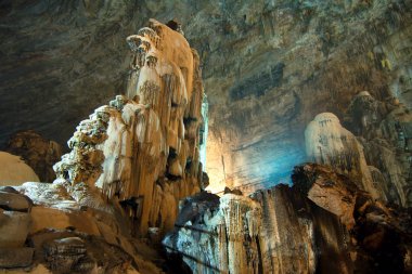 Grutas de Cacahuamilpa (Cacahuamilpa mağaraları) oluşumları hala büyüyen dünyanın en büyük mağara sistemlerinden biridir. Cacahuamilpa, Meksika.