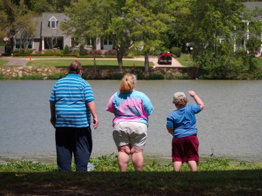 Baton Rouge, Louisiana, Abd - 2018: Obez aile Louisiana State University yakınlarındaki University Lake'in yanında duruyor.