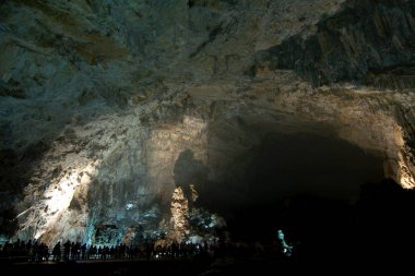 Cacahuamilpa mağaraları (Grutas de Cacahuamilpa) oluşumları hala büyüyen dünyanın en büyük mağara sistemlerinden biridir. Cacahuamilpa, Meksika.