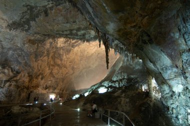 Cacahuamilpa mağaraları (Grutas de Cacahuamilpa) oluşumları hala büyüyen dünyanın en büyük mağara sistemlerinden biridir. Cacahuamilpa, Meksika.