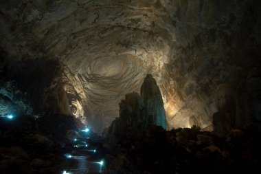 Cacahuamilpa mağaraları (Grutas de Cacahuamilpa) oluşumları hala büyüyen dünyanın en büyük mağara sistemlerinden biridir. Cacahuamilpa, Meksika.