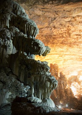 Cacahuamilpa mağaraları (Grutas de Cacahuamilpa) oluşumları hala büyüyen dünyanın en büyük mağara sistemlerinden biridir. Cacahuamilpa, Meksika.