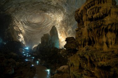 Cacahuamilpa mağaraları (Grutas de Cacahuamilpa) oluşumları hala büyüyen dünyanın en büyük mağara sistemlerinden biridir. Cacahuamilpa, Meksika.