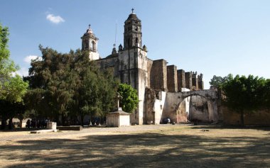 Tepoztlan, Morelos, Meksika - 2019: Dünya Mirası Listesi:Dominico de la Natividad'ın eski manastırında bulunan Parroquia de Nuestra Seora de la Nativiad.