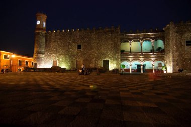 Cuernavaca, Morelos, Meksika - 2019: Cortes Sarayı (Palacio de Cortes) Amerika kıtasında ki en eski korunmuş sömürge dönemi sivil yapısıdır..