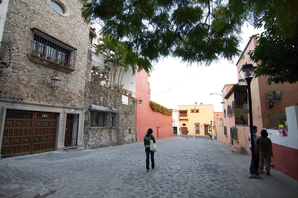 Cuernavaca, Morelos, Meksika - 2019: Şehir merkezindeki bir ara sokağın manzarası.