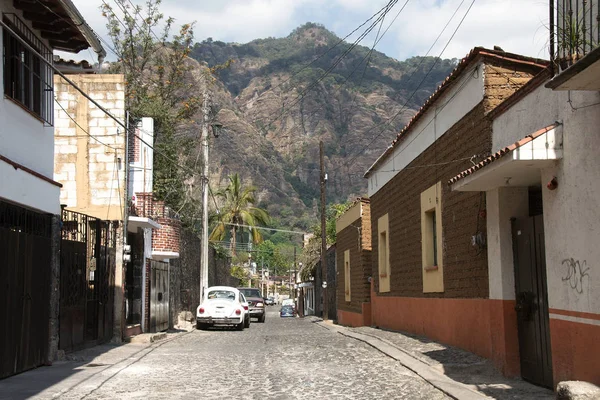 Tepoztlan Morelos México 2019 Una Calle Centro Ciudad Con Montaña —  Fotos de Stock