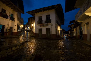 Cuetzalan del Progreso, Puebla, Meksika - 2019: Yağmurdan sonra gece bir sokak görünümü.