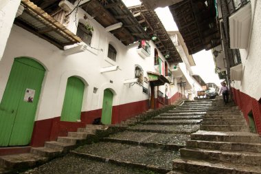Cuetzalan del Progreso, Puebla, Meksika - 2019: Kasabanın zocalo'su yakınında bir sokak. Cuetzalan Puebla eyaletinin kuzeyinde tepelerde küçük bir geleneksel kasaba.