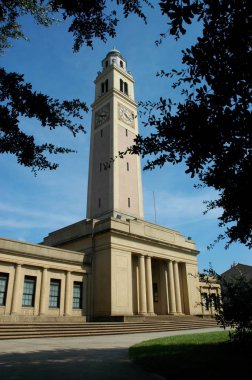 Baton Rouge, Louisiana, Abd - 2019: Ana kampüste yer alan Lsu Memorial Tower'ın manzarası. 1923 yılında dikilen, I. Dünya Savaşı'nda ölen Louisilouisianalılar için bir anıt olarak duruyor.
