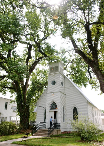 Francisville Louisiana Usa 2019 Vista Frontal Iglesia Metodista Unida Rodeada — Foto de Stock