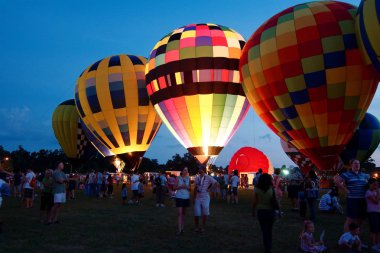 Baton Rouge, Louisiana, Abd - 2010: İnsanlar yıllık Sıcak Hava Balonu Festivali'nde balonların parlayan için hazırlamak.