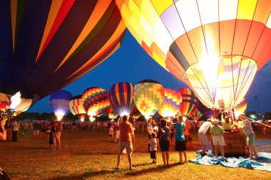 Baton Rouge, Louisiana, Abd - 2010: İnsanlar yıllık Sıcak Hava Balonu Festivali'nde balonların parlayan için hazırlamak.