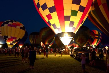 Baton Rouge, Louisiana, Abd - 2010: İnsanlar yıllık Sıcak Hava Balonu Festivali'nde balonların parlayan için hazırlamak.