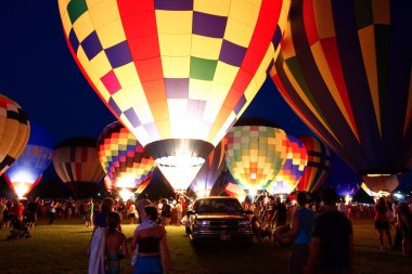 Baton Rouge, Louisiana, Abd - 2010: İnsanlar yıllık Sıcak Hava Balonu Festivali'nde balonların parlayan için hazırlamak.