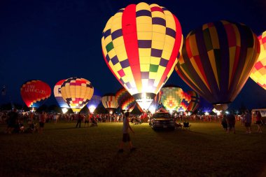 Baton Rouge, Louisiana, Abd - 2010: İnsanlar yıllık Sıcak Hava Balonu Festivali'nde balonların parlayan için hazırlamak.