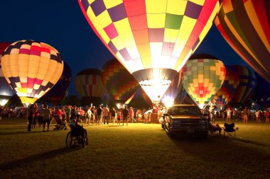 Baton Rouge, Louisiana, Abd - 2010: İnsanlar yıllık Sıcak Hava Balonu Festivali'nde balonların parlayan için hazırlamak.