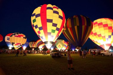 Baton Rouge, Louisiana, Abd - 2010: İnsanlar yıllık Sıcak Hava Balonu Festivali'nde balonların parlayan için hazırlamak.