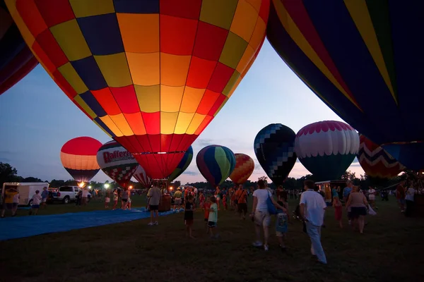 Baton Rouge, Louisiana, Abd - 2010: İnsanlar yıllık Sıcak Hava Balonu Festivali'nde balonların parlayan için hazırlamak.