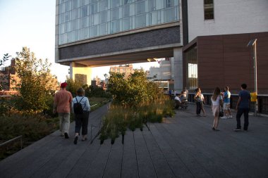 New York City, New York, ABD - 2018: İnsanlar High Line Park'ta yaz gününün tadını çıkarıyor.