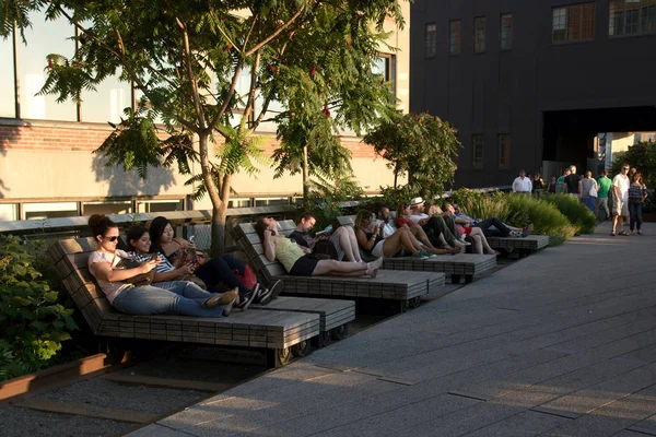 New York City, New York, ABD - 2018: İnsanlar High Line Park'ta yaz gününün tadını çıkarıyor.
