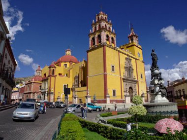 Guanajuato, Meksika - 2019: Baslica Colegiata de Nuestra Seora de Guanajuato veya Guanjuato Bazilikası, tarihi merkezde yer alır ve 1671 ile 1696 yılları arasında inşa edilmiştir..