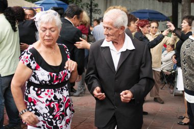 Mexico City, Meksika - 2019: Büyükler coyoacan semtinde her Pazar canlı müzik eşliğinde dans ediyor.