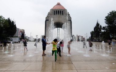 Mexico City, Meksika - 2017: Monumento a la Revolucin'de insanlar su çeşmelerinde oynuyor