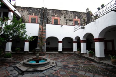 Mexico City, Mexio - 2019: San Angel'ın geleneksel semtinde, Parroquia San Jacinto kilisesinin iç verandası