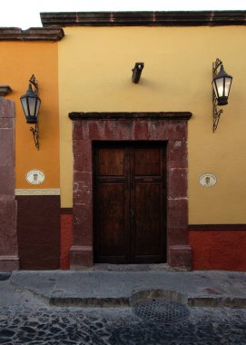 San Miguel de Allende, Guanajuato, Meksika - 2019: Şehrin tipik tarzında bir kapı.