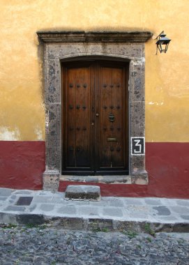 San Miguel de Allende, Guanajuato, Meksika - 2019: Şehrin tipik tarzında bir kapı.