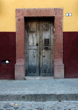 San Miguel de Allende, Guanajuato, Meksika - 2019: Şehrin tipik tarzında bir kapı.