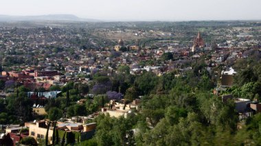 San Miguel de Allende, Guanajuato, Meksika - 2019: Parroquia da dahil olmak üzere şehrin panoramik manzarası.