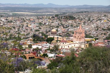 San Miguel de Allende, Guanajuato, Meksika - 2019: Parroquia da dahil olmak üzere şehrin panoramik manzarası.