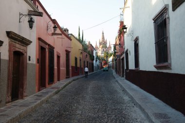 San Miguel de Allende, Guanajuato, Meksika - 2019: Şehrin tarihi merkezinde bir sokak.