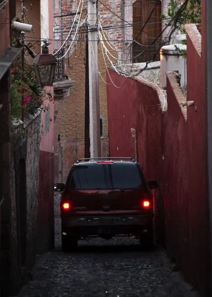 San Miguel de Allende, Guanajuato, Meksika - 2019: Şehrin tarihi merkezinde bir sokak.