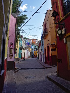 Guanajuato City, Guanajuato, Meksika - 2017: Tarihi merkezde bir sokak.