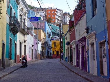 Guanajuato City, Guanajuato, Meksika - 2017: Tarihi merkezde bir sokak.