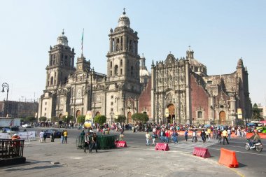 Mexico City, Meksika - 2019: Metropolitan Katedrali, sağda Metropolitan Tabernacle ile.