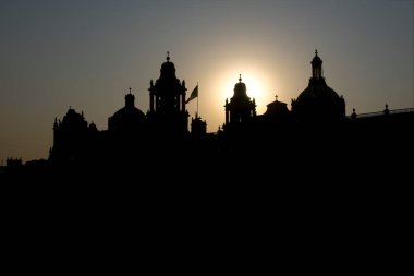 Mexico City, Meksika - 2019: Gün batımında Metropolitan Katedrali Silueti. 