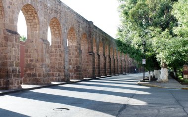 Morelia, Michoacan, Meksika - 2019: Şehrin eski su kemerinin görünümü. 