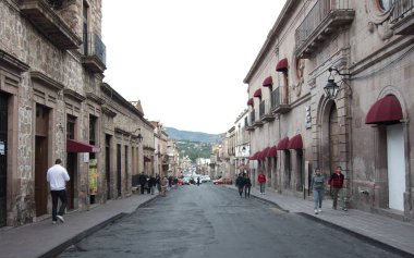 Morelia, Michoacan, Meksika - 2019: Şehir merkezinde bir sokak görünümü.