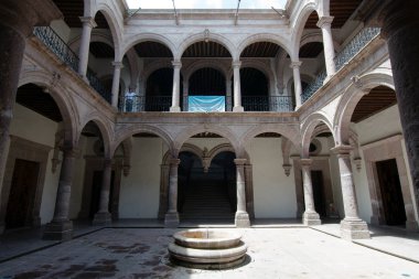 Morelia, Michoacan, Meksika - 2019: Şehir merkezinde eski bir geleneksel evin iç verandası.