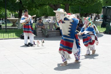 Morelia, Michoacan, Meksika - 2019: Las Viejitas dansçıları şehrin zocalo'sunda sahne aldı.