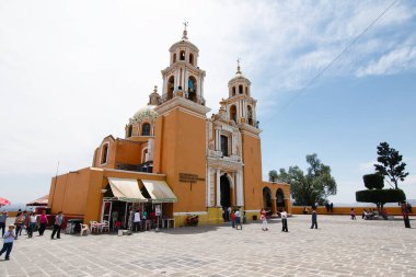 Cholula, Puebla, Meksika - 2016: Cholula Büyük Piramidi üzerine inşa edilmiş Nuestra Senora de los Remedios kilisesi.