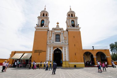 Cholula, Puebla, Meksika - 2016: Cholula Büyük Piramidi üzerine inşa edilmiş Nuestra Senora de los Remedios kilisesi.