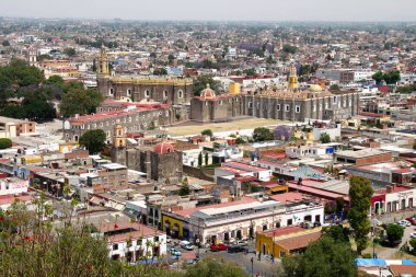 Cholula, Puebla, Meksika - 2019: Convento Franciscano de San Gabriel Arcngel'in panoramik manzarası.