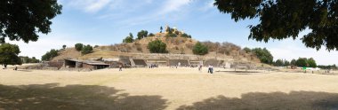 Cholula, Puebla, Meksika - 2019: Büyük Cholula Piramidi, üstte Nuestra Seora de los Remedios kilisesi.