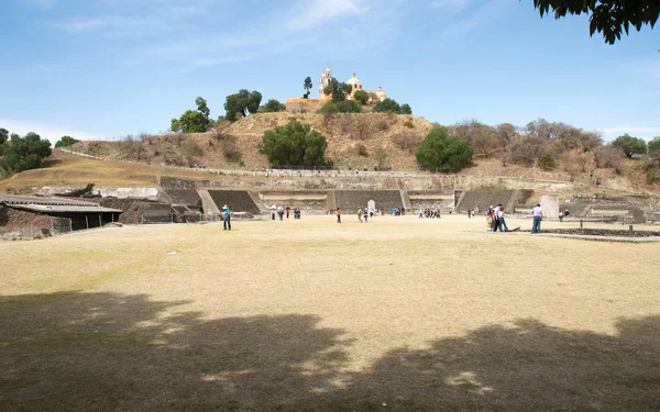 乔鲁拉 普埃布拉 墨西哥 2019 乔鲁拉大金字塔 与努埃斯特拉塞奥拉德洛斯雷梅多斯教堂的顶部 — 图库照片